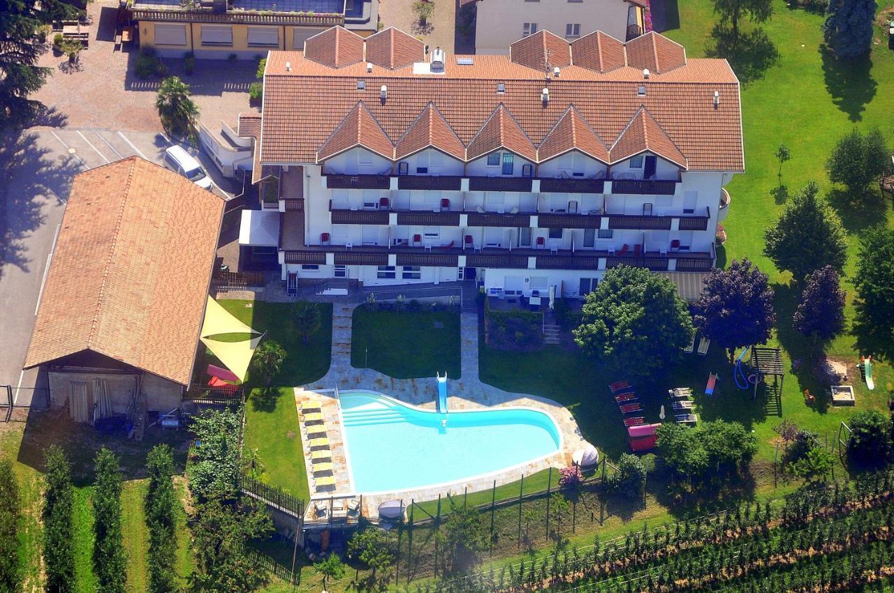 Hotel Garni Gruener Baum Laives Bagian luar foto