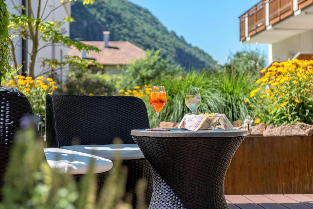 Hotel Garni Gruener Baum Laives Bagian luar foto