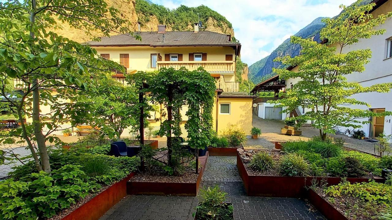 Hotel Garni Gruener Baum Laives Bagian luar foto