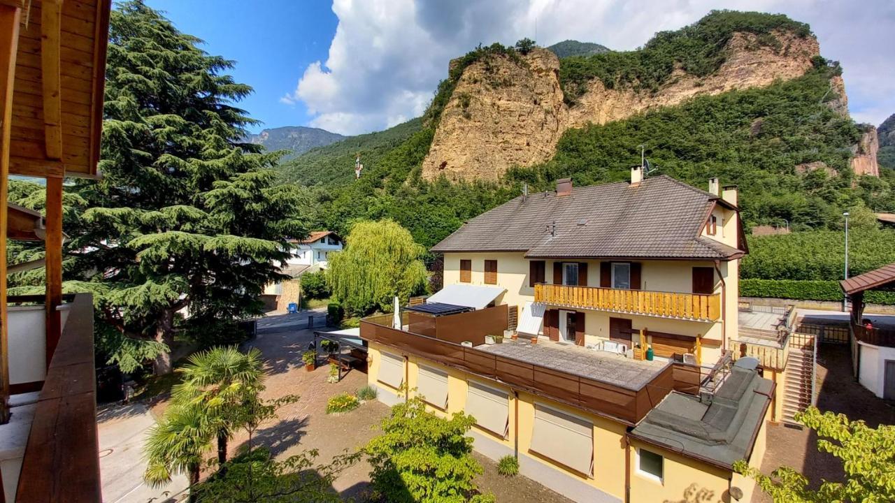 Hotel Garni Gruener Baum Laives Bagian luar foto
