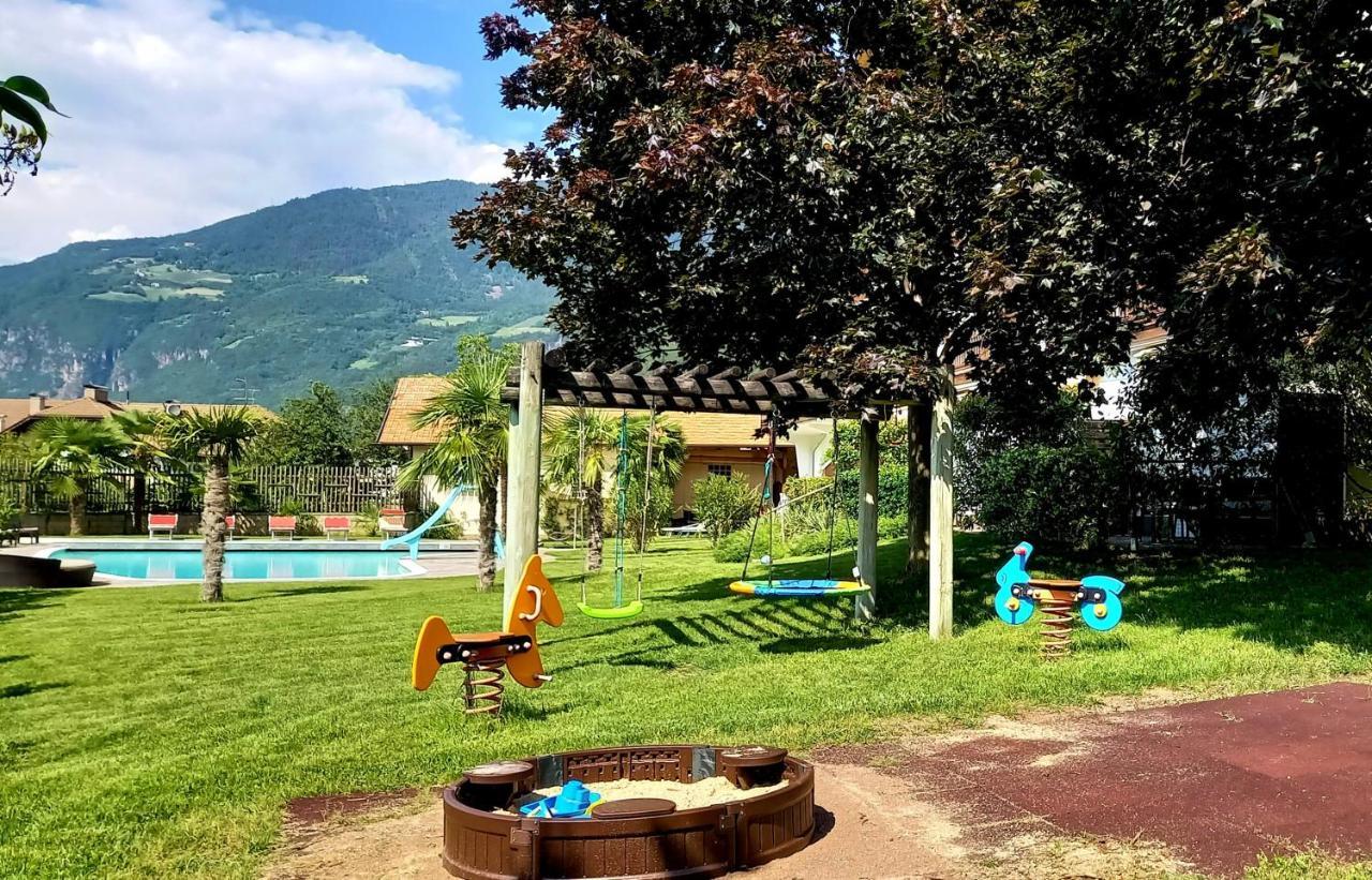 Hotel Garni Gruener Baum Laives Bagian luar foto