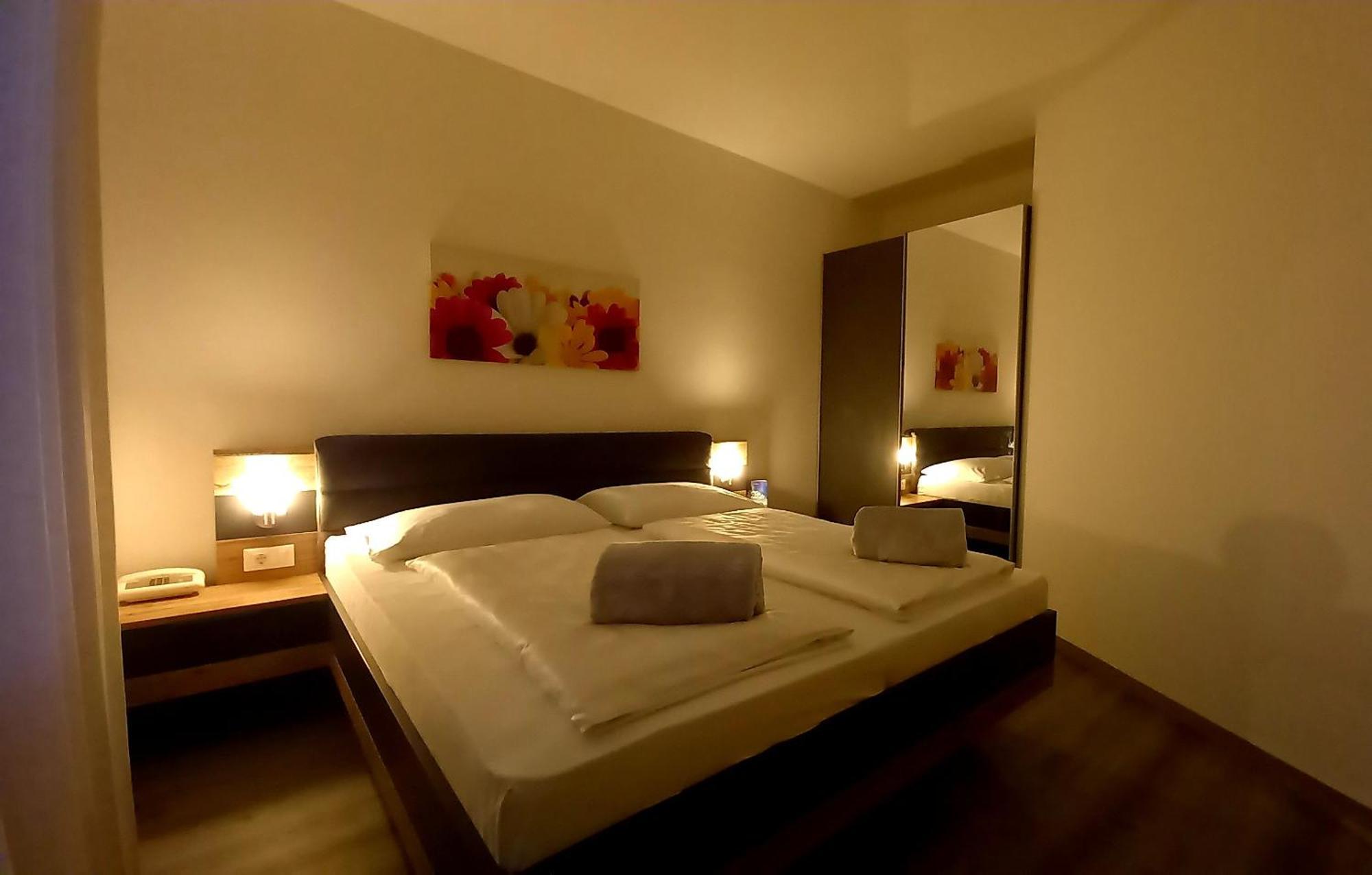 Hotel Garni Gruener Baum Laives Bagian luar foto