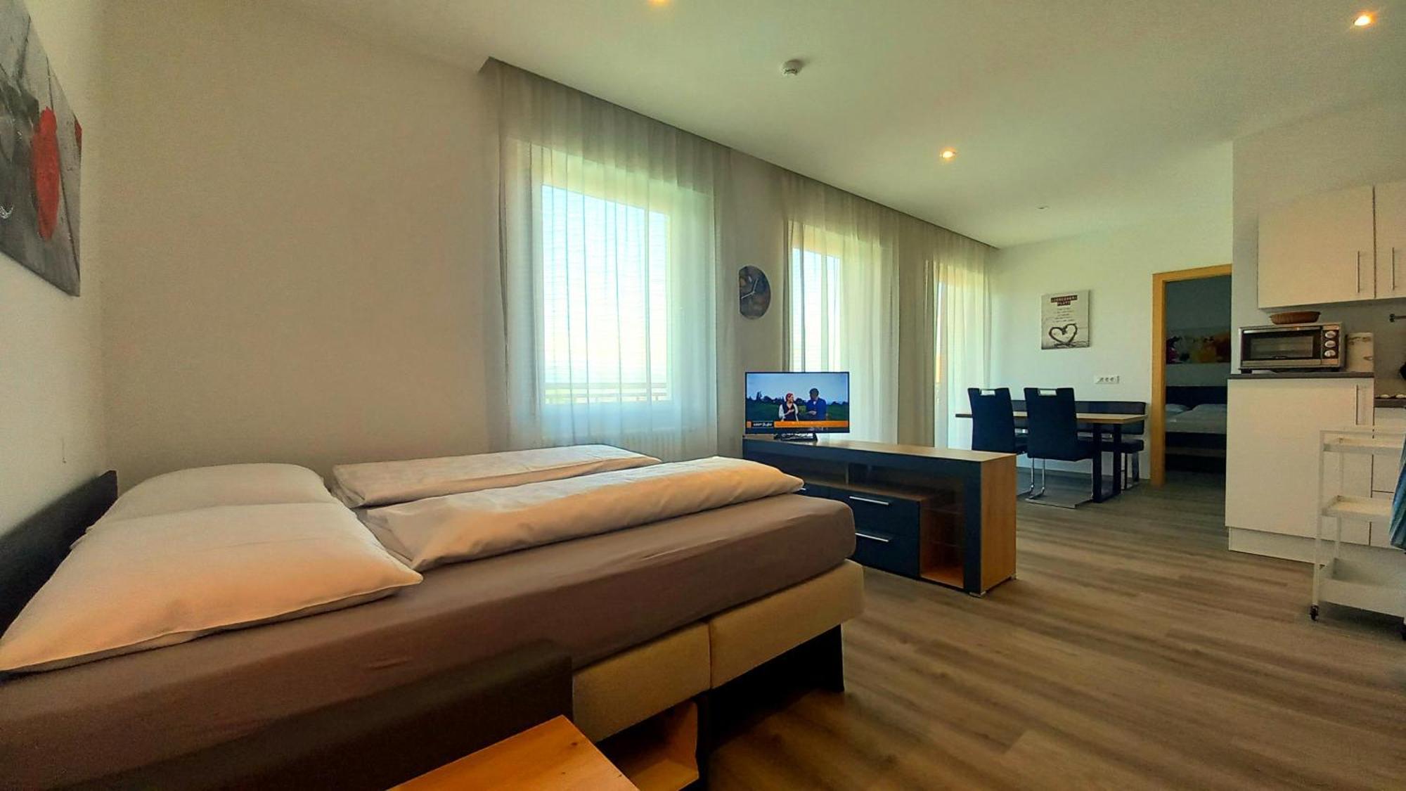 Hotel Garni Gruener Baum Laives Bagian luar foto