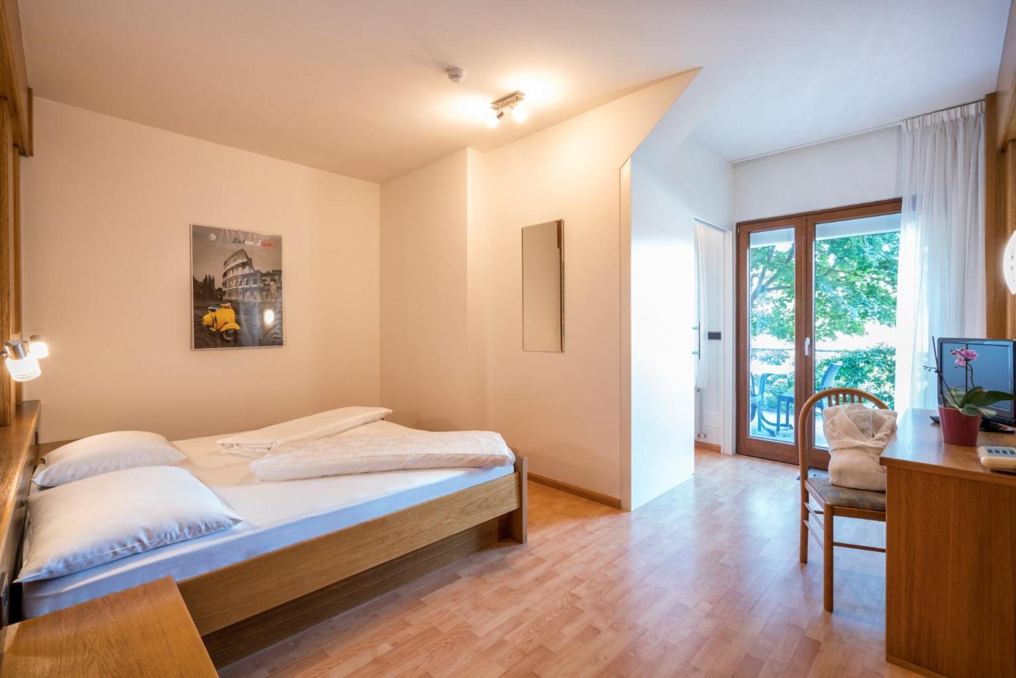 Hotel Garni Gruener Baum Laives Bagian luar foto