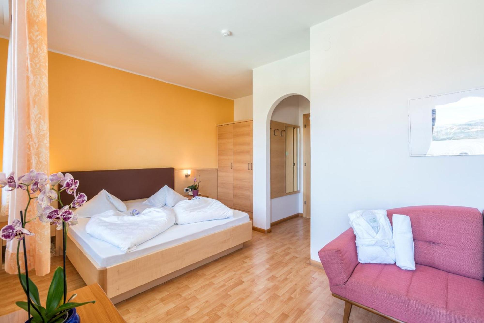 Hotel Garni Gruener Baum Laives Bagian luar foto