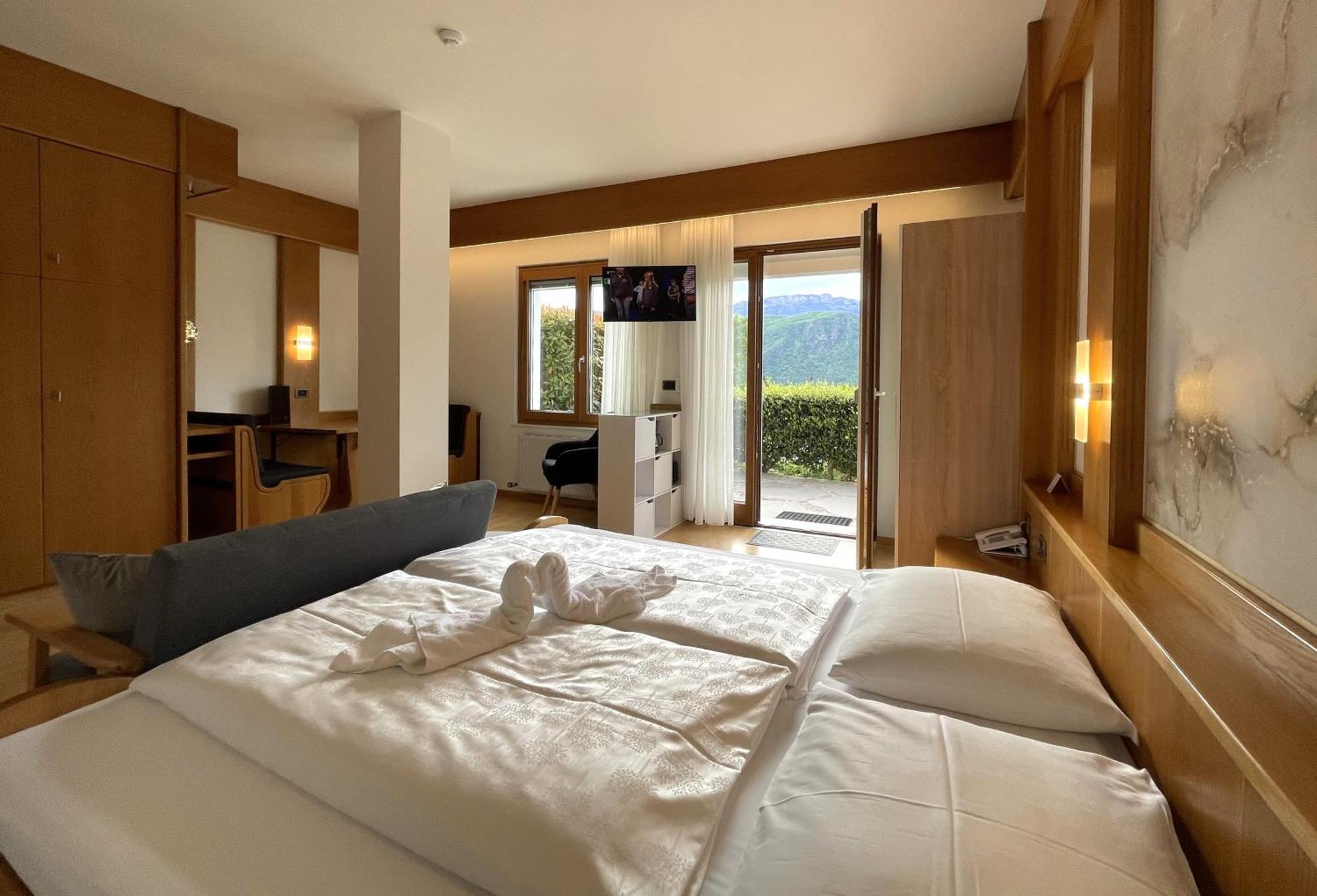 Hotel Garni Gruener Baum Laives Ruang foto