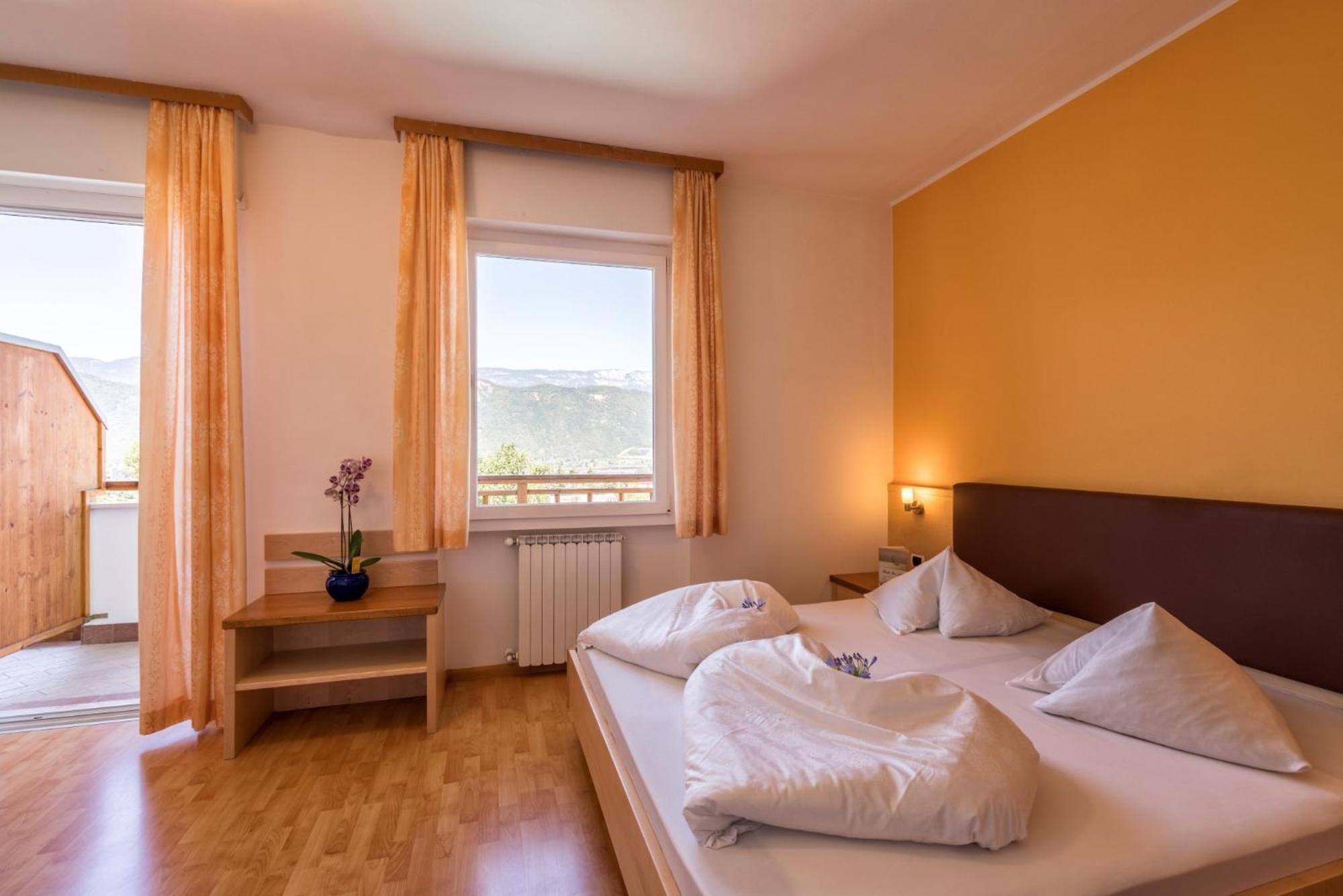 Hotel Garni Gruener Baum Laives Bagian luar foto