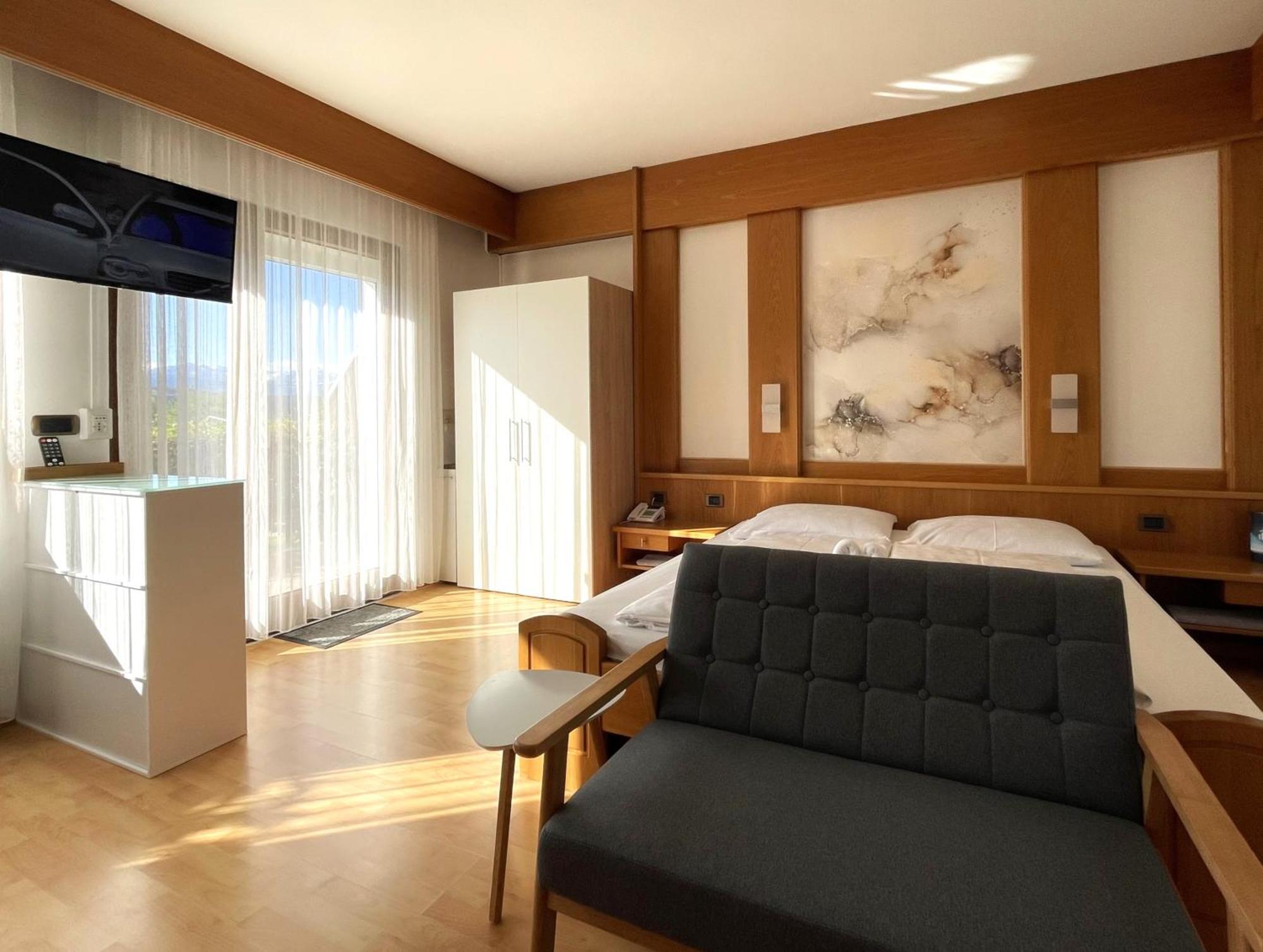 Hotel Garni Gruener Baum Laives Ruang foto