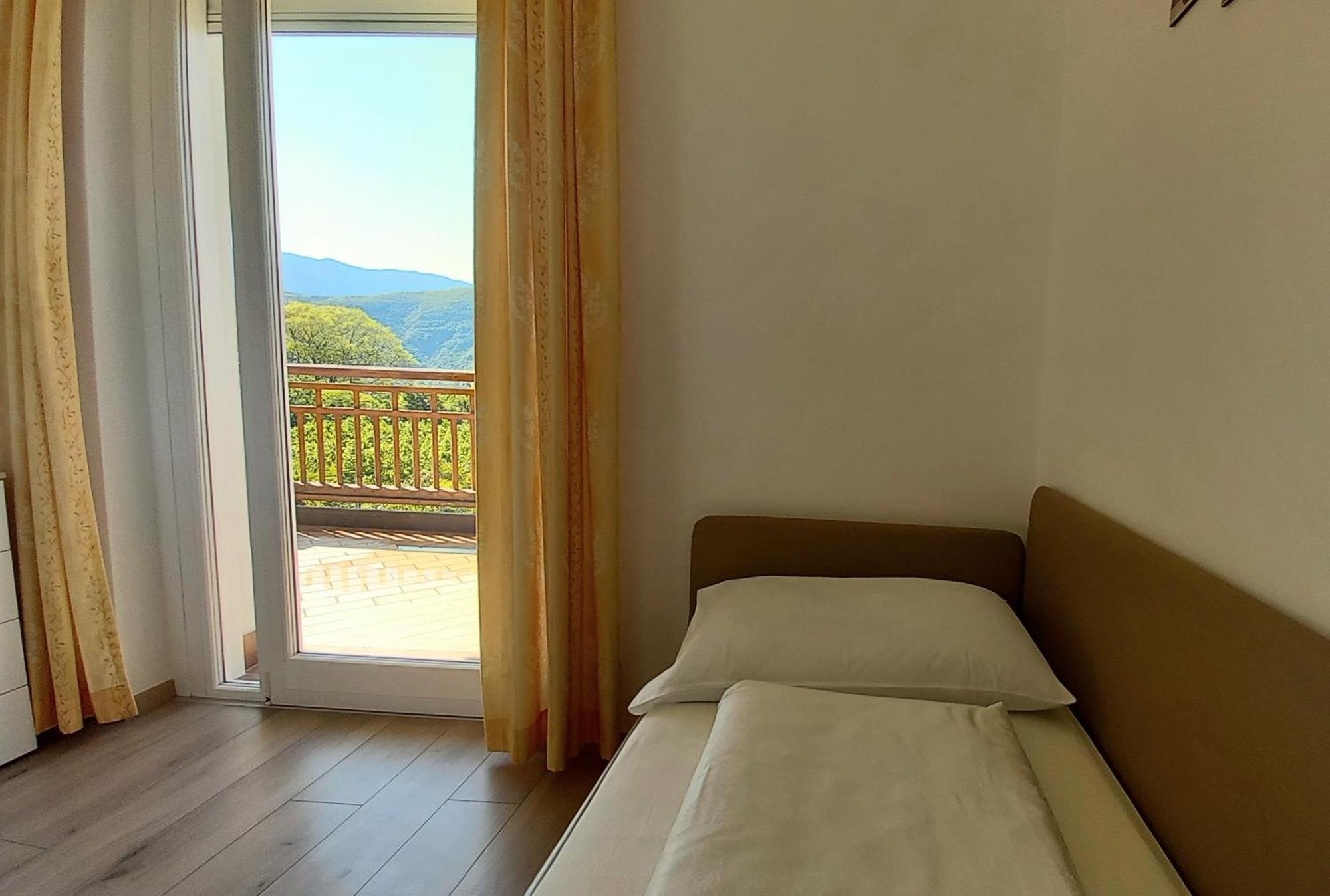 Hotel Garni Gruener Baum Laives Bagian luar foto