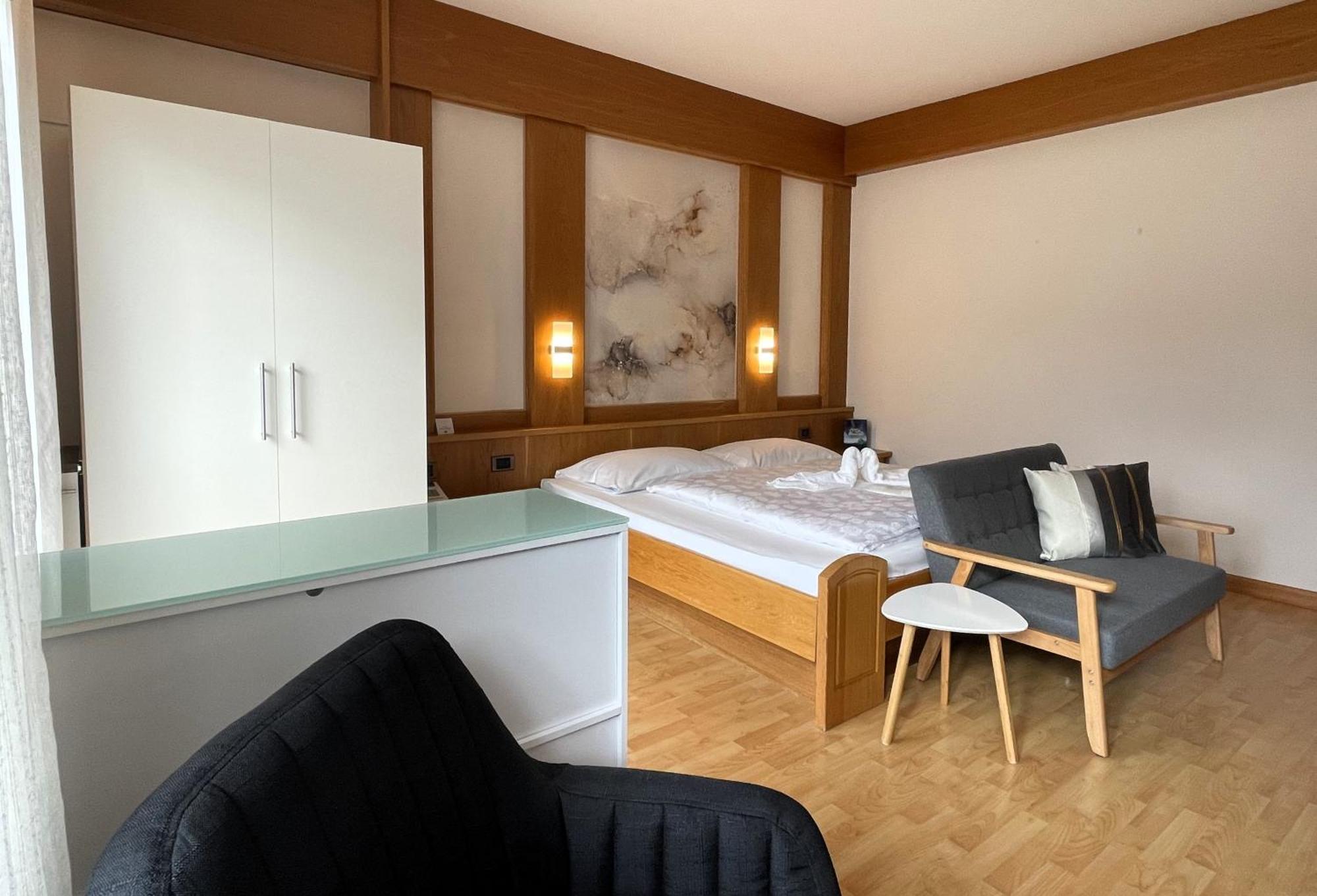 Hotel Garni Gruener Baum Laives Ruang foto