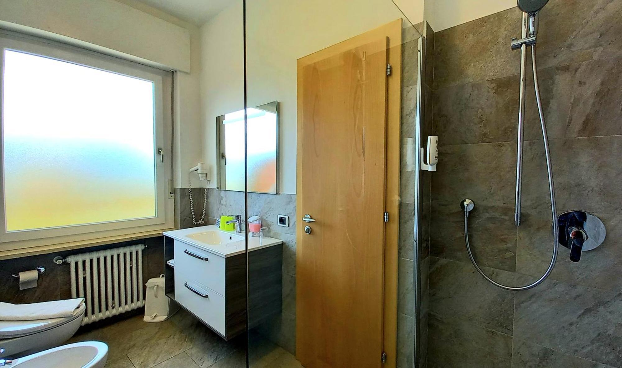 Hotel Garni Gruener Baum Laives Bagian luar foto