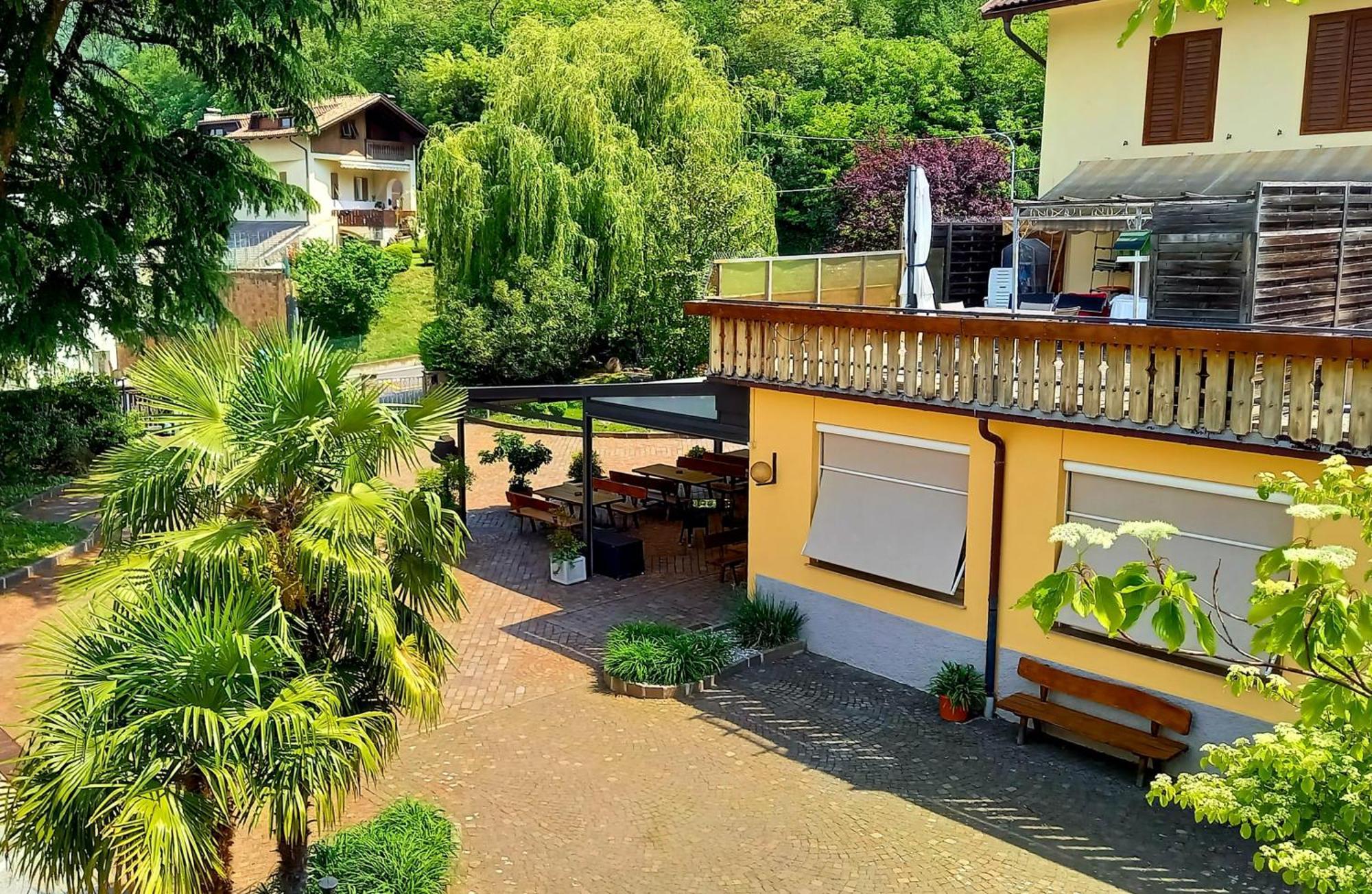 Hotel Garni Gruener Baum Laives Bagian luar foto