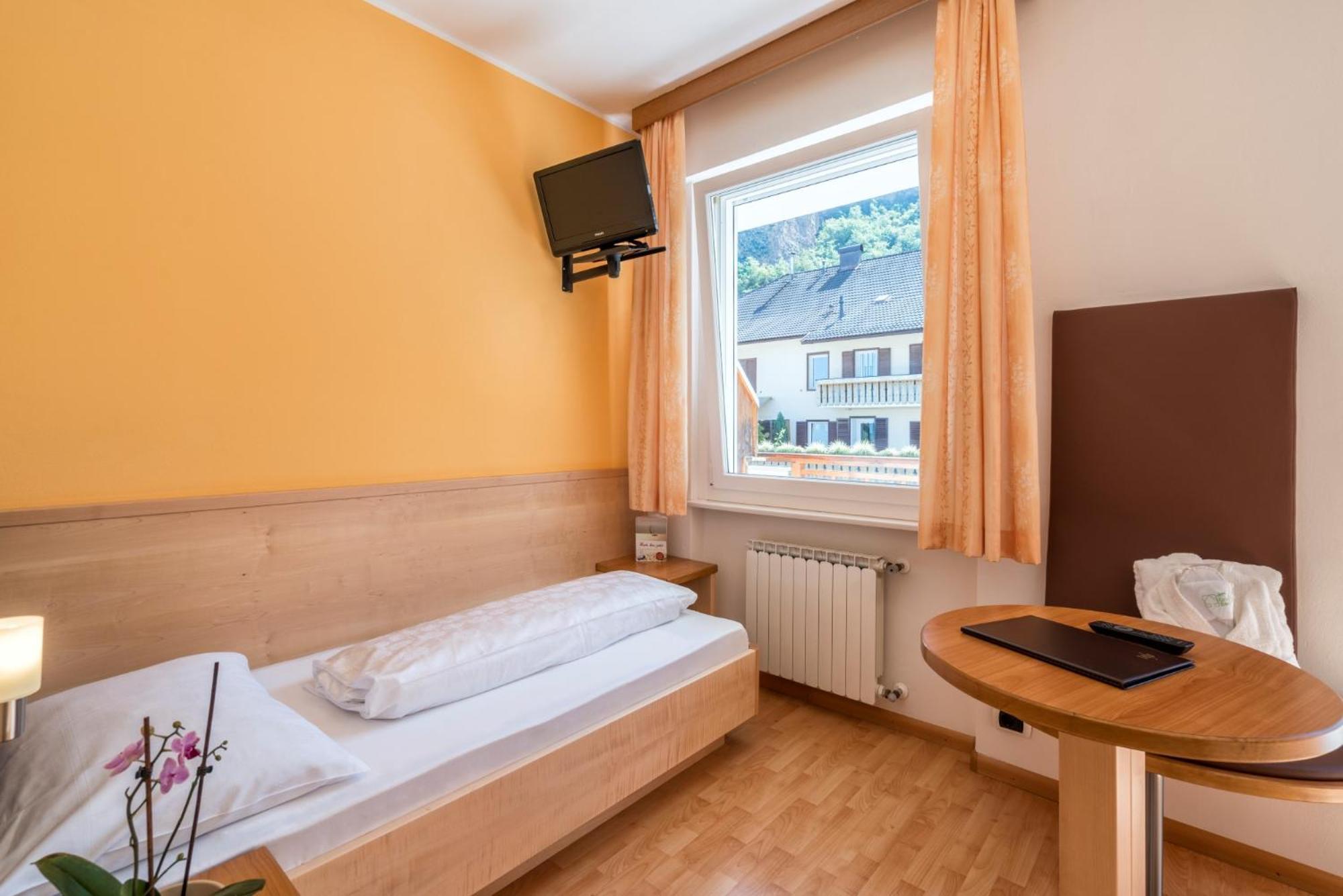 Hotel Garni Gruener Baum Laives Bagian luar foto
