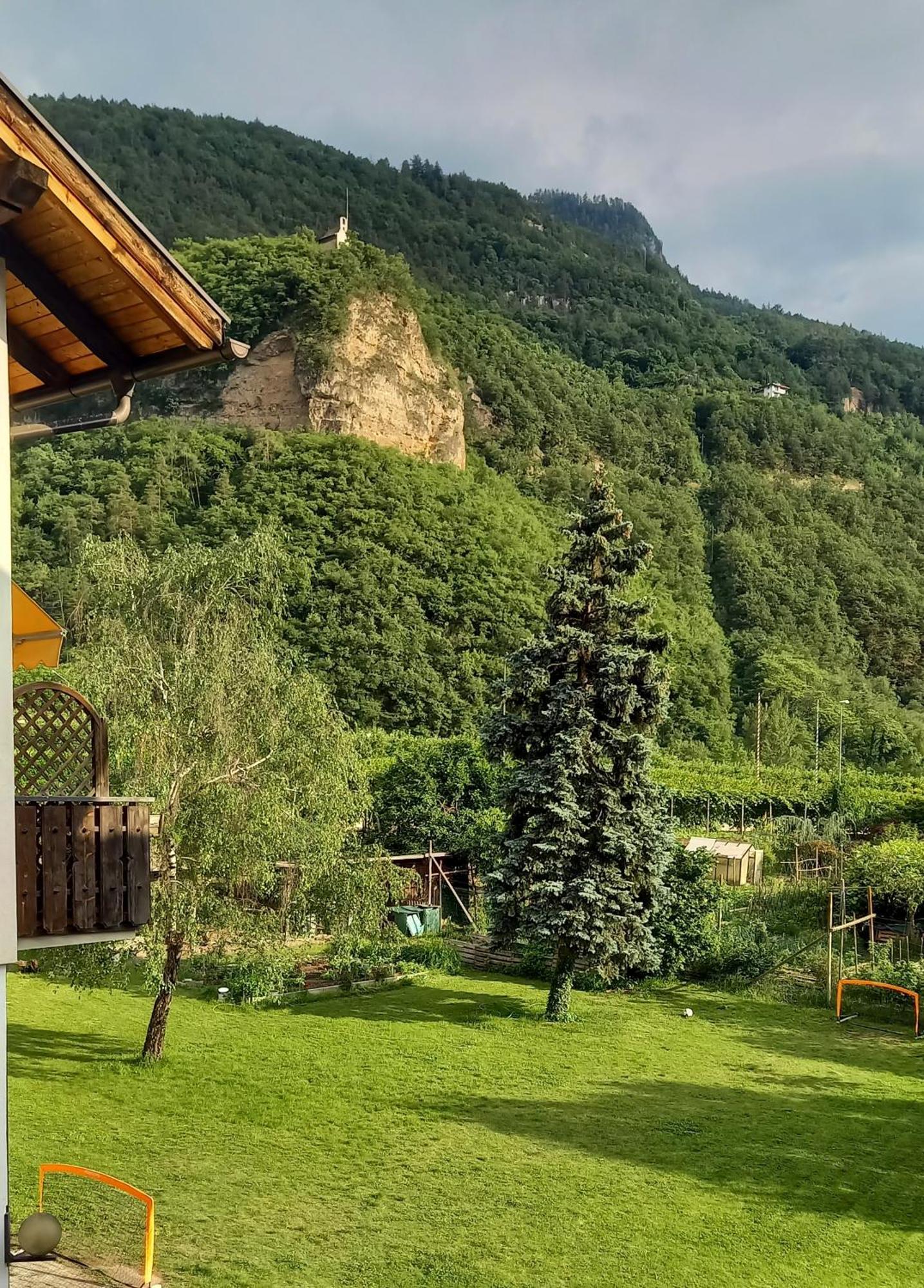Hotel Garni Gruener Baum Laives Bagian luar foto