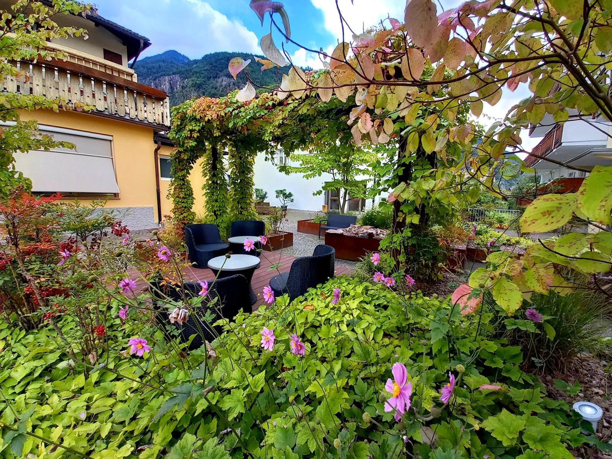 Hotel Garni Gruener Baum Laives Bagian luar foto