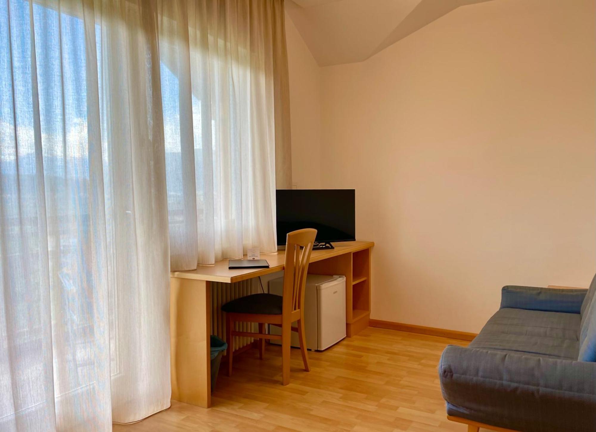 Hotel Garni Gruener Baum Laives Bagian luar foto