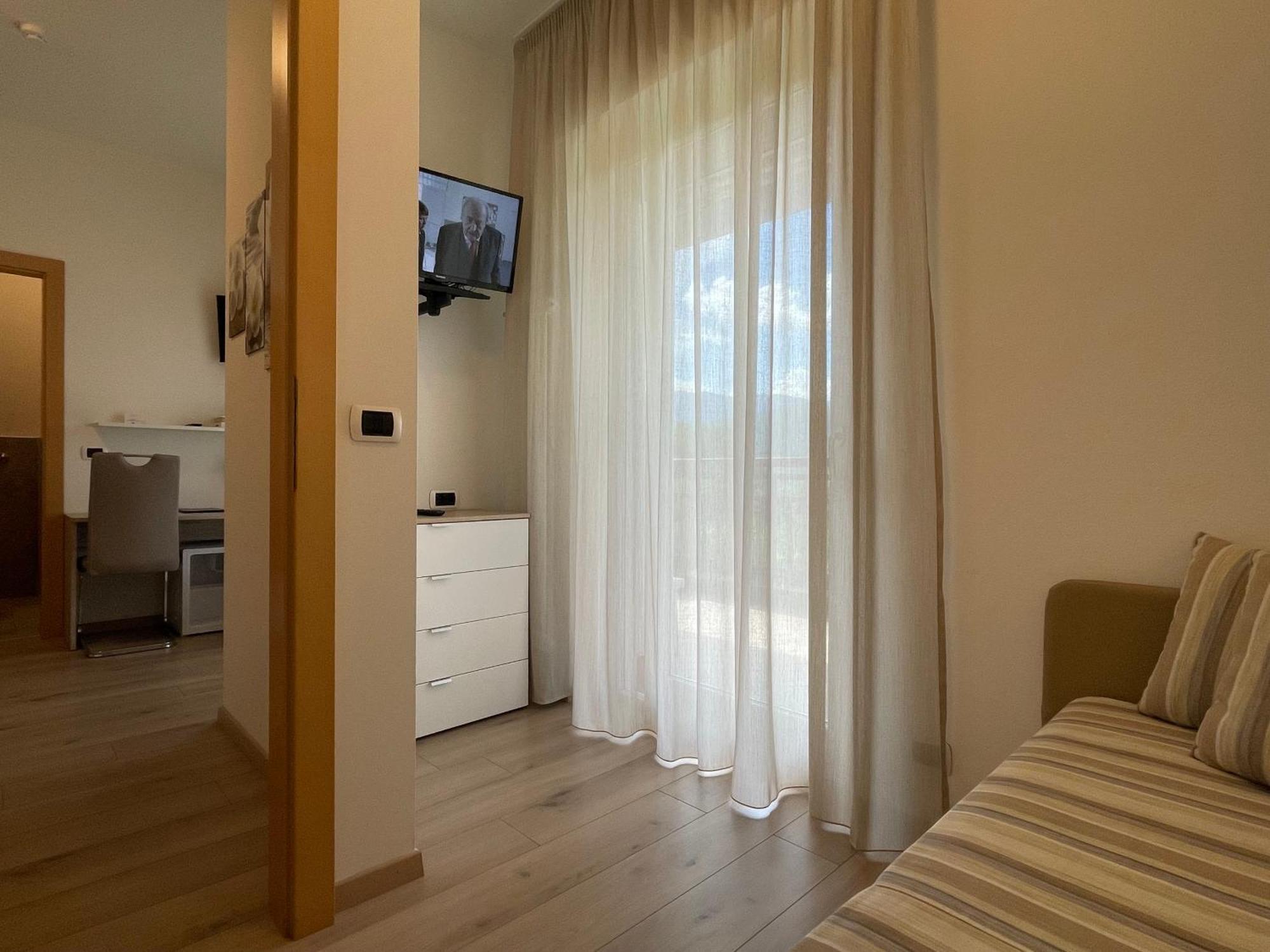 Hotel Garni Gruener Baum Laives Bagian luar foto