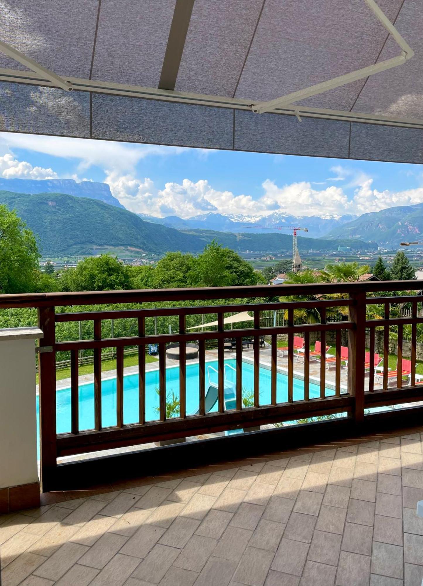 Hotel Garni Gruener Baum Laives Bagian luar foto